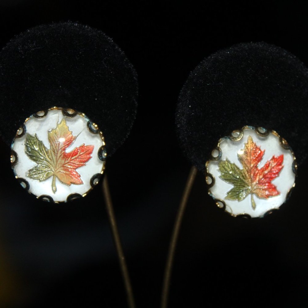 Estate Vintage Round clip on maple leaf in cased in glass with gold tone setting
